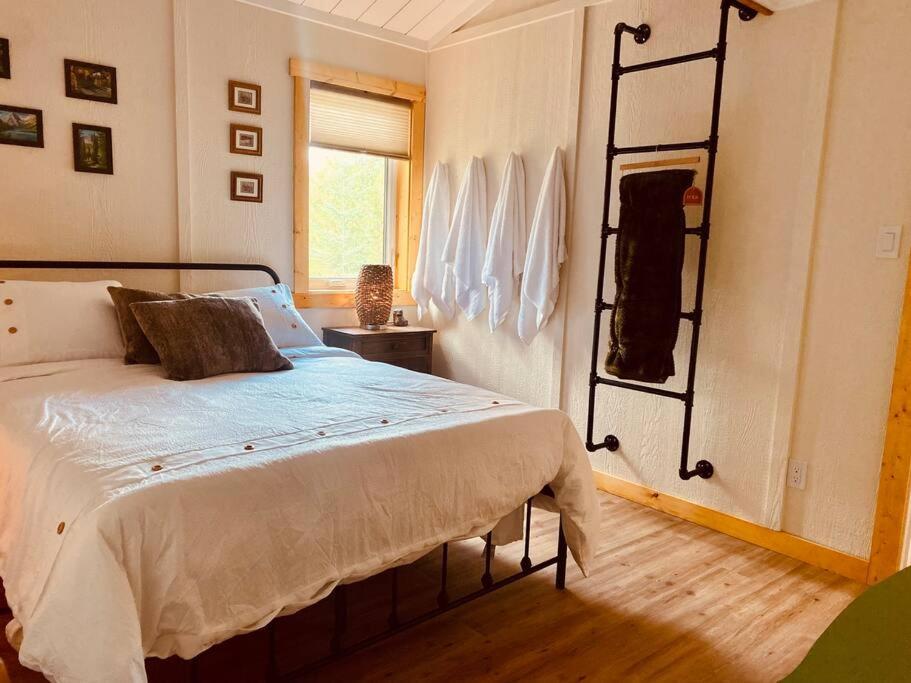 Ski-In Chalet: Private Hot Tub, Bonus Bunk House Fernie Exterior foto
